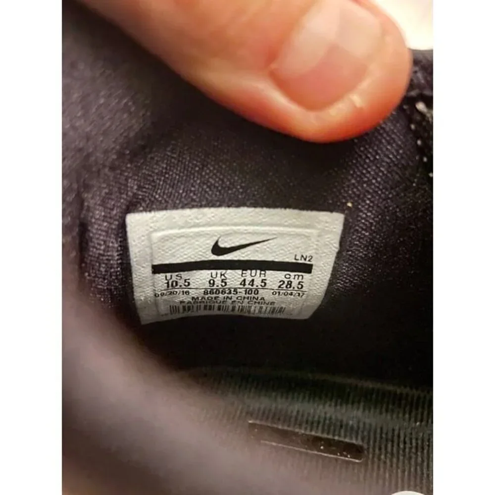 Nike White and Black Men's Athletic Shoes - Picture 5 of 5